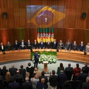 Várias pessoas em pé em posição de sentido na cerimônia de recondução de Saltz como procurador-geral de Justiça do RS em 2025.