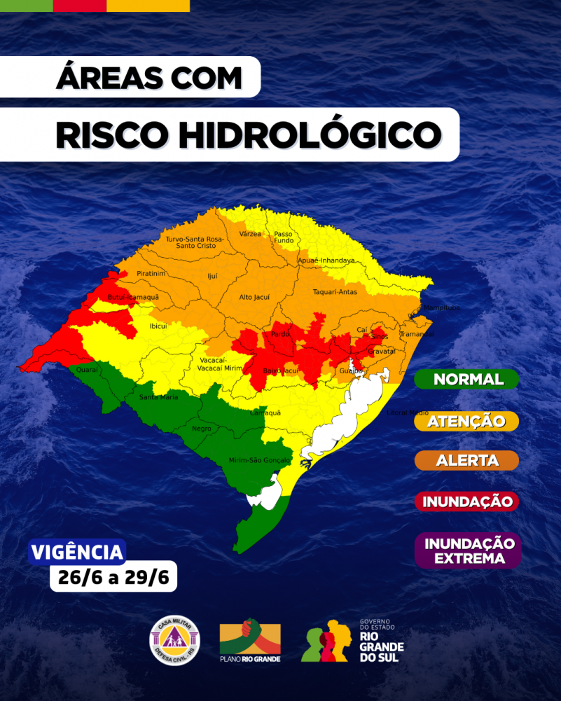 A imagem apresenta um mapa do Rio Grande do Sul com regiões destacadas em diferentes cores, indicando níveis de risco hidrológico entre os dias 26 e 29 de junho. As cores vão do verde (normal) ao roxo (inundação extrema), e há logotipos da Defesa Civil, Plano Rio Grande e Governo do Estado no rodapé, sinalizando um alerta oficial sobre possíveis enchentes.