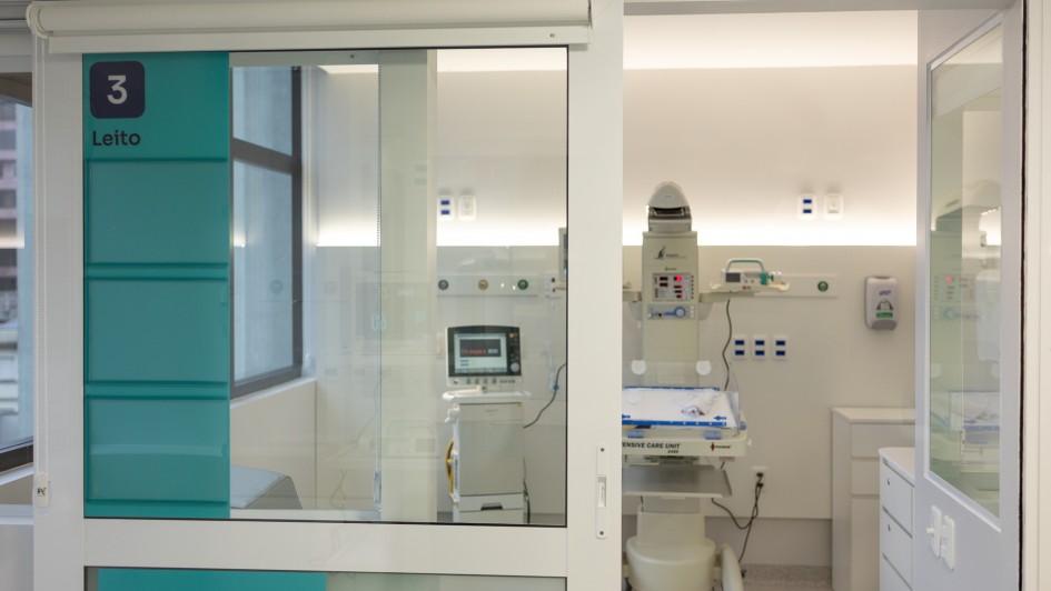 A imagem mostra um leito hospitalar identificado como “Leito 3”, equipado com cama, monitores e dispositivos médicos. O ambiente é limpo, bem iluminado e voltado ao atendimento intensivo, possivelmente em uma UTI pediátrica recém-inaugurada no Hospital Tacchini, em Bento Gonçalves.