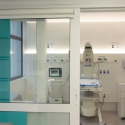 A imagem mostra um leito hospitalar identificado como “Leito 3”, equipado com cama, monitores e dispositivos médicos. O ambiente é limpo, bem iluminado e voltado ao atendimento intensivo, possivelmente em uma UTI pediátrica recém-inaugurada no Hospital Tacchini, em Bento Gonçalves.