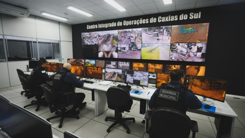 Integrantes das forças de segurança acompanham imagens em tempo real da cidade a partir do Centro Integrado de Operações (CIOp) de Caxias do Sul. 