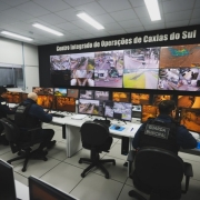 Integrantes das forças de segurança acompanham imagens em tempo real da cidade a partir do Centro Integrado de Operações (CIOp) de Caxias do Sul. 