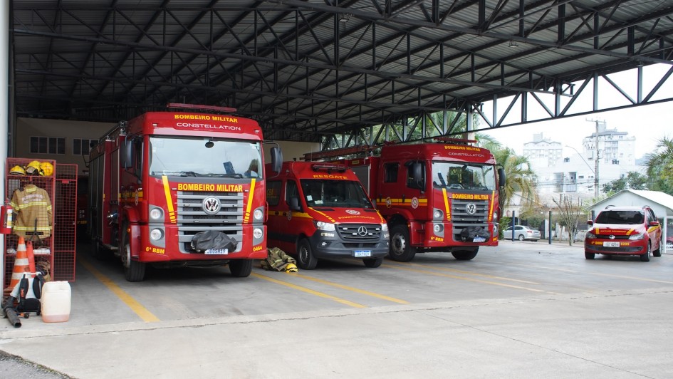                             Caminhões de bombeiros preparados para operações de resgate