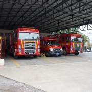                             Caminhões de bombeiros preparados para operações de resgate