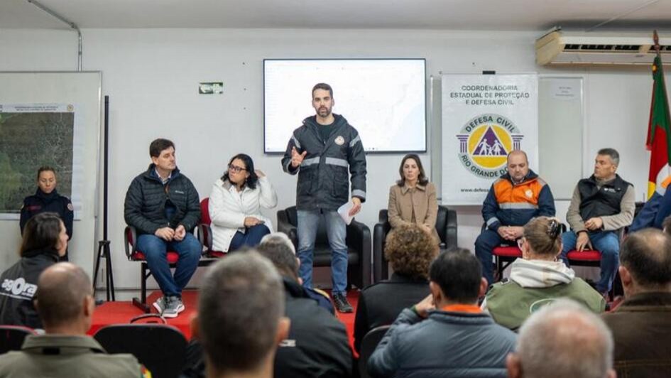 O governador Eduardo Leite posa ao lado de prefeitos e autoridades estaduais e municipais em frente ao palco da sede do Corpo de Bombeiros de Lajeado. A reunião, realizada neste sábado (28/6), marcou o alinhamento das ações de prevenção e proteção da população diante da previsão de chuvas volumosas na região.