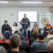 O governador Eduardo Leite posa ao lado de prefeitos e autoridades estaduais e municipais em frente ao palco da sede do Corpo de Bombeiros de Lajeado. A reunião, realizada neste sábado (28/6), marcou o alinhamento das ações de prevenção e proteção da população diante da previsão de chuvas volumosas na região.