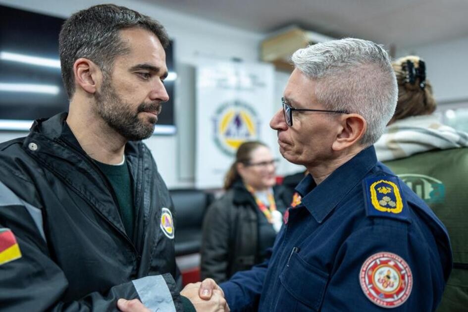 O governador Eduardo Leite abraça um integrante do Corpo de Bombeiros durante visita à sede da corporação em Lajeado, neste sábado (28/6). A ação integra o conjunto de medidas adotadas pelo Estado para reforçar a prevenção e a pronta resposta às fortes chuvas previstas para o Vale do Taquari.