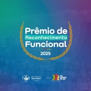 Card com fundo colorido em degradê (verde, azul e roxo), com prédios e um grupo de pessoas ao fundo, parcialmente visíveis e em baixa opacidade. No centro, há o texto “Prêmio de Reconhecimento Funcional 2025” dentro de um arco dourado de louros. Abaixo, estão os logotipos da “Semana do Servidor 2025”, do Governo do Estado do Rio Grande do Sul e a frase “O futuro nos une.”