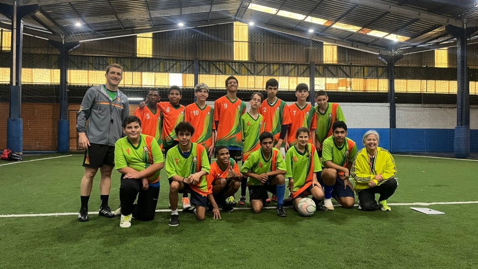 Grupo de adolescentes posa para foto