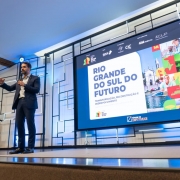 Eduardo Leite encerra Fórum de Competitividade em Caxias do Sul destacando avanços do Estado na área