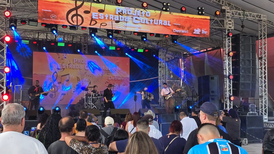Palco e publico Programação cultural da 48ª Expointer inclui dezenas de apresentações de dança e shows musicais