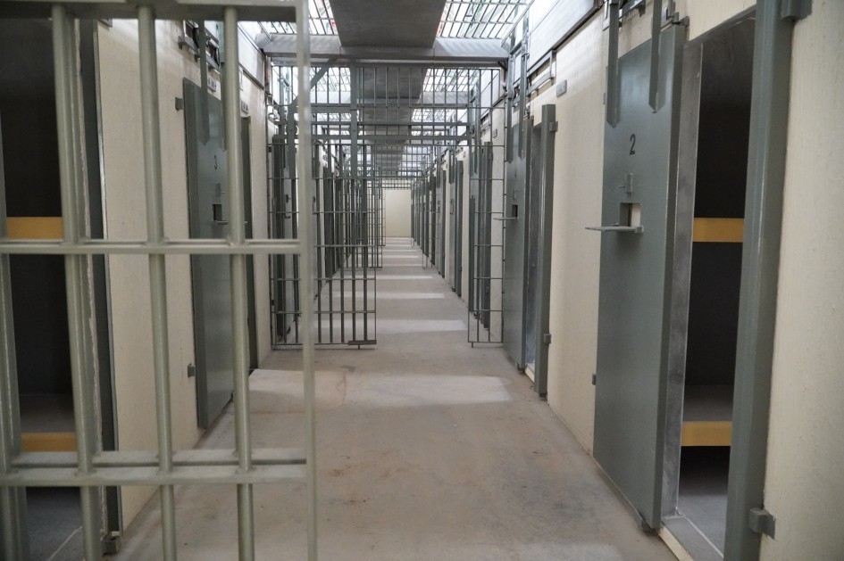 Imagens do corredor da Cadeia Pública de Porto Alegre pela Polícia Penal, mostram várias grades e portas de ferro.