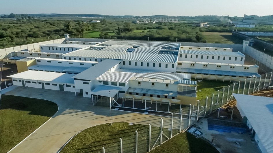 Foto mostra imagem aérea do prédio da Penitenciária Estadual de Charqueadas.