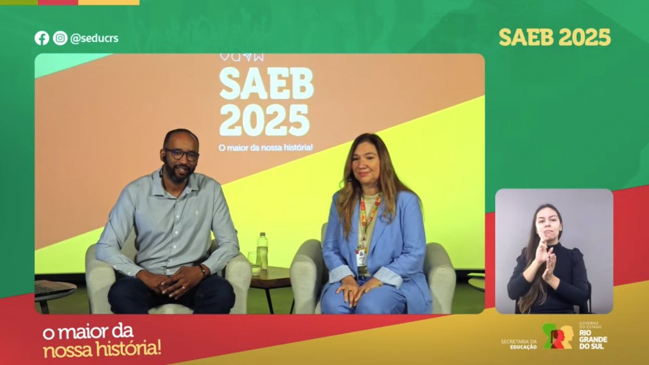 Imagem mostra o subsecretário de Desenvolvimento da Educação, Marcelo Jerônimo, e a diretora de avaliações, Salete Albuquerque, sentados em duas poltronas brancas. Eles estão na frente de uma tela com as cores da bandeira do Rio Grande do Sul e que tem a palavra Saeb 2025. Na moldura, também há as cores do Rio Grande do Sul.

Secretaria da Educação orienta escolas sobre aplicação do Simulado SAEB 2025 em transmissão ao vivo
