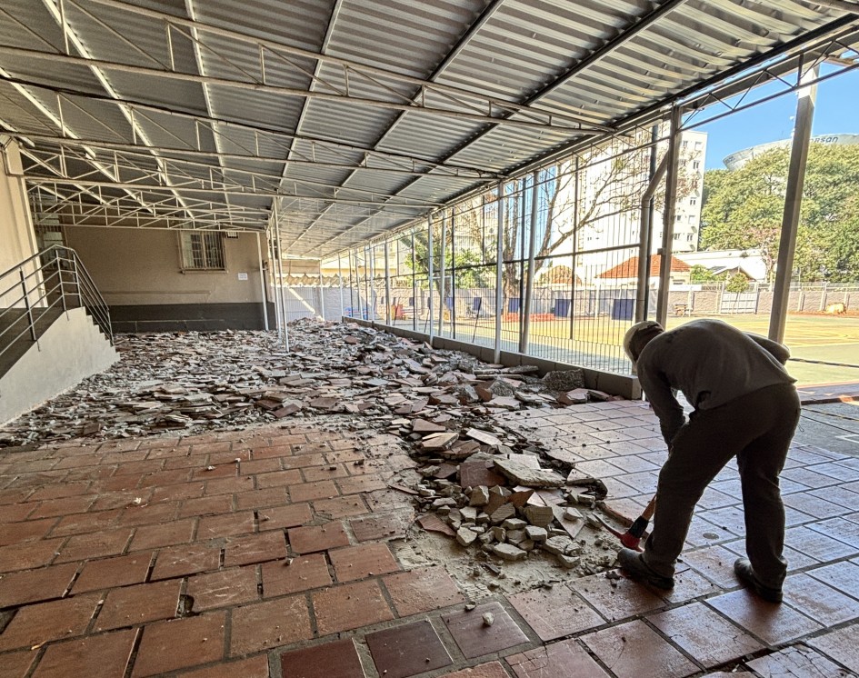 CE Onofre Pires, em Santo Ângelo Demolição de piso (Luana Bottoli Schemmer) 2025