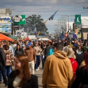 Foto mostra os corredores do parque da Expointer lotados de pessoas caminhando.