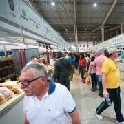 Corredores lotados de visitantes no pavilhão da agricultura familiar.