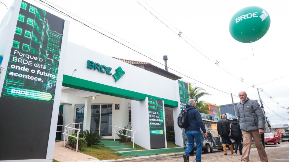 Foto mostra fachada do espaço do BRDE na Expointer, com pessoas circulando na frente.