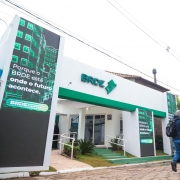 Foto mostra fachada do espaço do BRDE na Expointer, com pessoas circulando na frente.