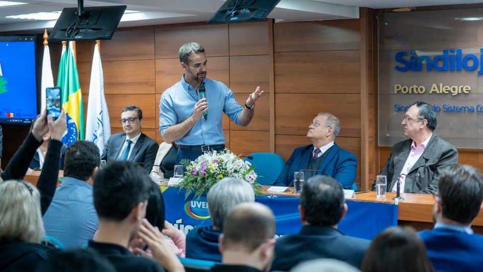 Foto mostra governador Eduardo Leite na 2ª Marcha Gaúcha de Vereadores