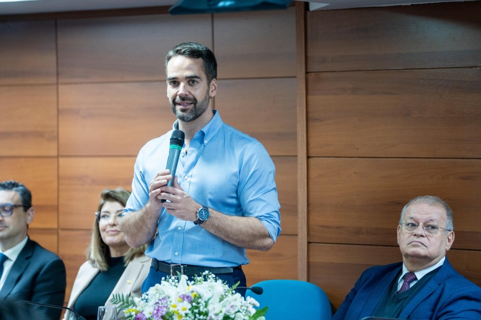 Foto mostra governador Eduardo Leite na 2ª Marcha Gaúcha de Vereadores