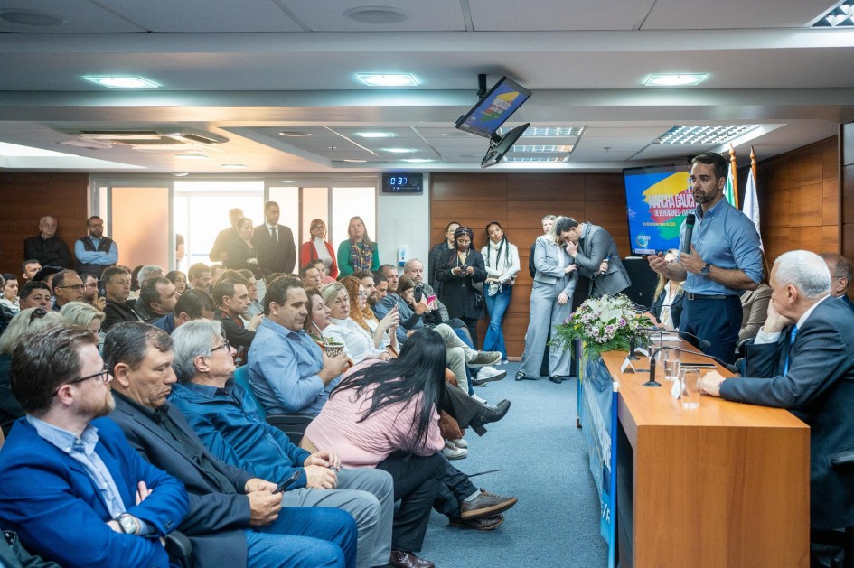 Foto mostra governador Eduardo Leite na 2ª Marcha Gaúcha de Vereadores