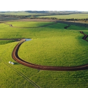 Imagem aérea de um campo verde,.