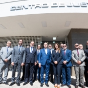 Um grupo de autoridades posa para foto em frente ao prédio identificado como Centro de Justiça. Entre eles estão o governador Eduardo Leite, de terno cinza, e o presidente do STF, ministro Luís Roberto Barroso, de terno azul, posicionados lado a lado no centro da imagem.