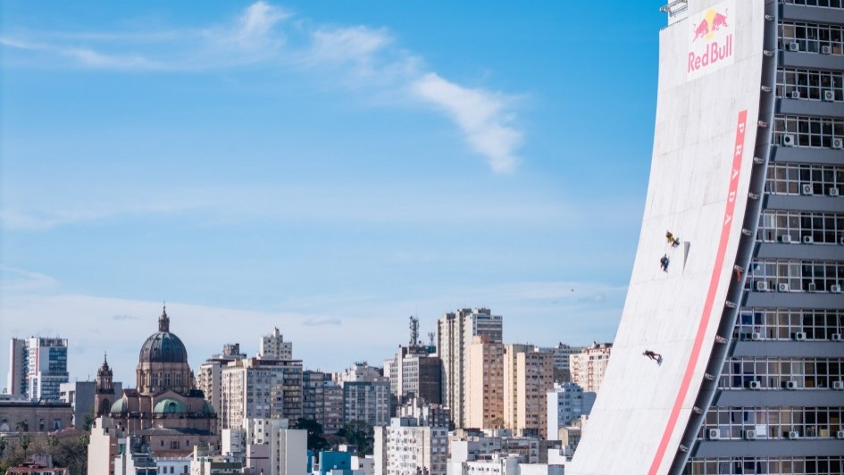 Foto mostra rampa montada no Caff, em Porto Alegre