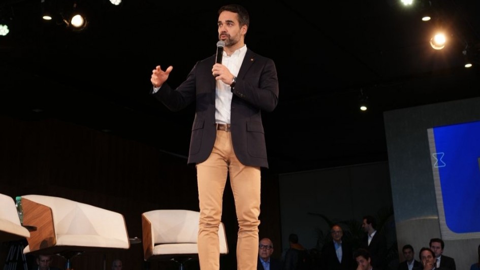 Governador Eduardo Leite discursa em pé no palco do evento.