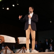 Governador Eduardo Leite discursa em pé no palco do evento.