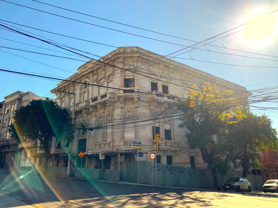 Foto exibe fachada do prédio histórico tombado pelo patrimônio estadual