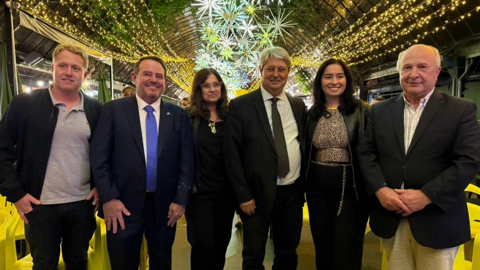 Foto mostra secretário do Turismo, Ronaldo Santini, e outras autoridades.