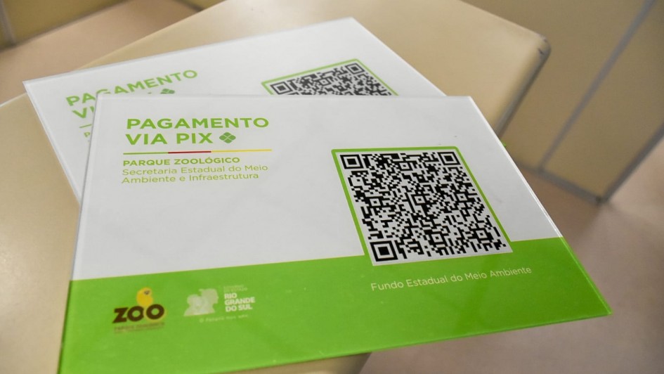 Imagem mostra cartelas impressas com a frase "pagamento via Pix" e um QR Code pelo qual visitantes acessarão os protocolos de pagamento em seus aplicativos bancários.