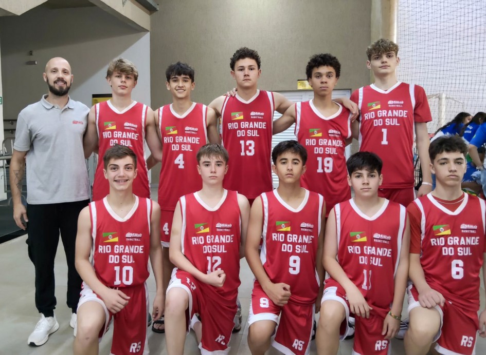 Foto mostra equipe formada por dez meninos e seu treinador, em registro durante a competição