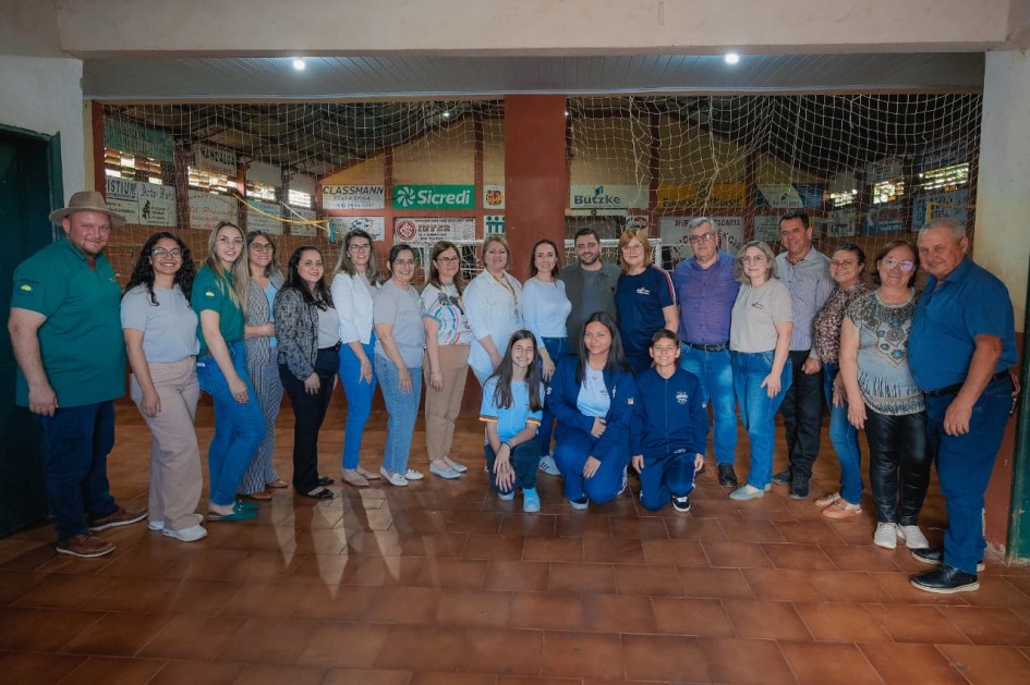 Imagem mostra o vice-governador Gabriel Souza, ao centro, com cerca de 20 pessoas, integrantes da comunidade escolar do município de Independência.