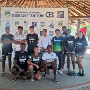 Foto mostra onze pessoas integrantes do projeto Remar para o Futuro