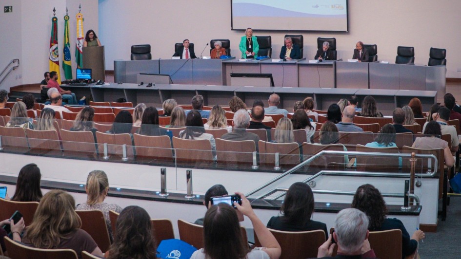 Secretária Arita Bergman fala no auditório durante seminário sobre auditoria no SUS.