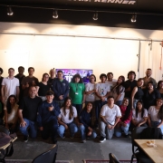 Foto mostra grupo com cerca de 30 pessoas participantes de evento.