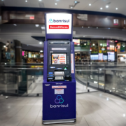 Foto mostra um terminal de autoatendimento do Banrisul