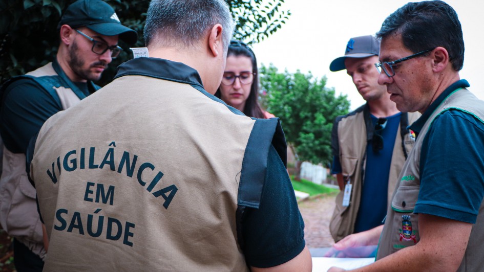 Imagem mostra cinco agentes da Vigilância em Saúde durante trabalho em campo