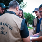 Imagem mostra cinco agentes da Vigilância em Saúde durante trabalho em campo