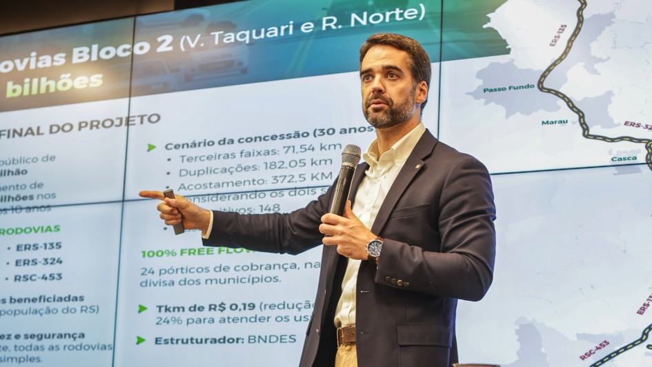 Foto mostra o governador Eduardo Leite falando ao microfone para os convidados da cerimônia de anúncio do programa de concessões de rodovias