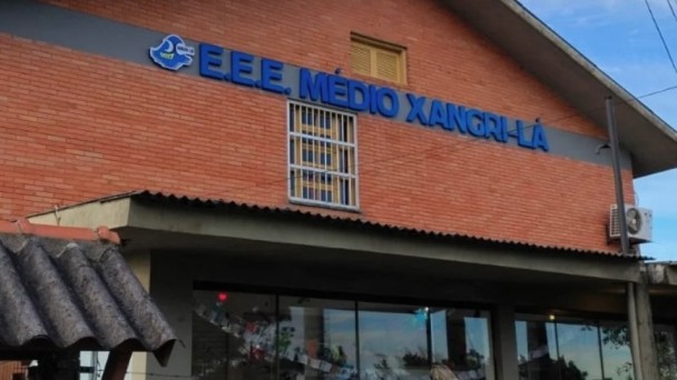 Foto mostra a fachada da Escola Estadual de Ensino Médio Xangri-lá