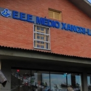 Foto mostra a fachada da Escola Estadual de Ensino Médio Xangri-lá