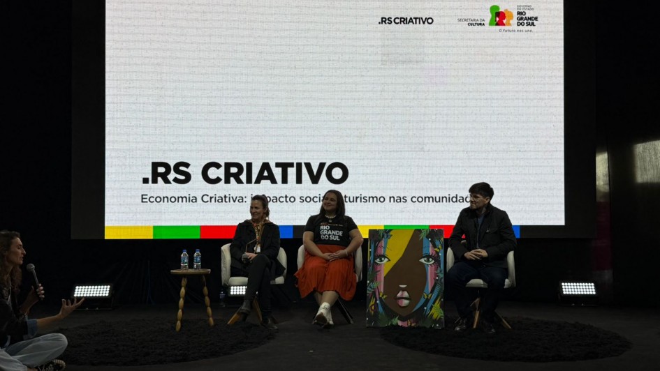 Foto mostra quatro pessoas, sentadas em um palco, durante atividade da Expo Favela 2025