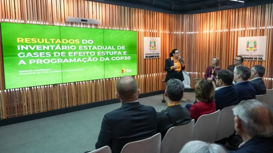 Foto mostra apresentação da secretária do Meio Ambiente do Rio Grande do Sul, Marjorie Kauffmann, para público em evento
