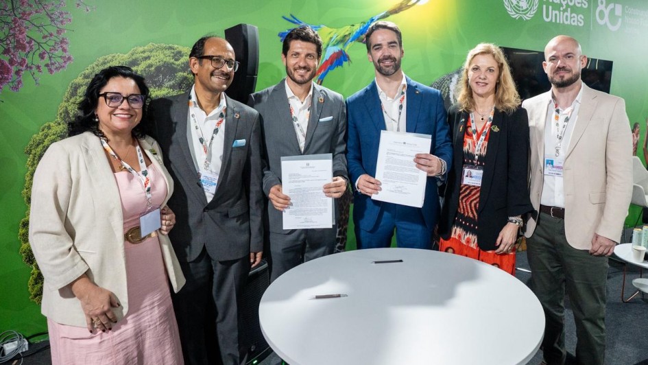 Foto mostra, da esquerda para a direita, Marjorie Kauffmann, Kamal Kishore, Nahuel Arenas-García, governador Eduardo Leite, Silvia Rucks (ONU) e Pedro Capeluppi