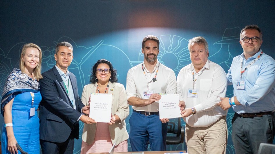 Foto mostra o governador Eduardo Leite e a secretária Marjorie Kauffmann entregando documento a representantes da Confederação da Agricultura e Pecuária do Brasil (CNA) e da Federação da Agricultura do Estado do Rio Grande do Sul (Farsul).