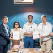Foto mostra o governador Eduardo Leite e a secretária Marjorie Kauffmann entregando documento a representantes da Confederação da Agricultura e Pecuária do Brasil (CNA) e da Federação da Agricultura do Estado do Rio Grande do Sul (Farsul).